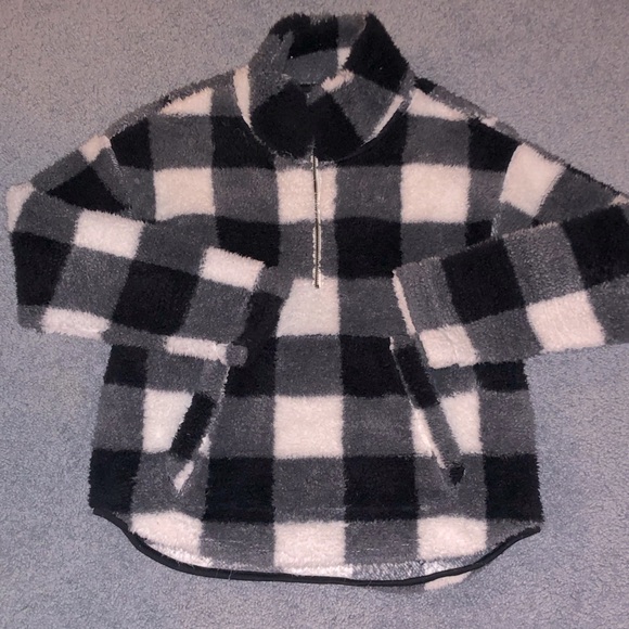 Old Navy Sweaters - Old Navy Cozy Sherpa Half Zip Sweatshirt in Black Buffalo Plaid Size Small.